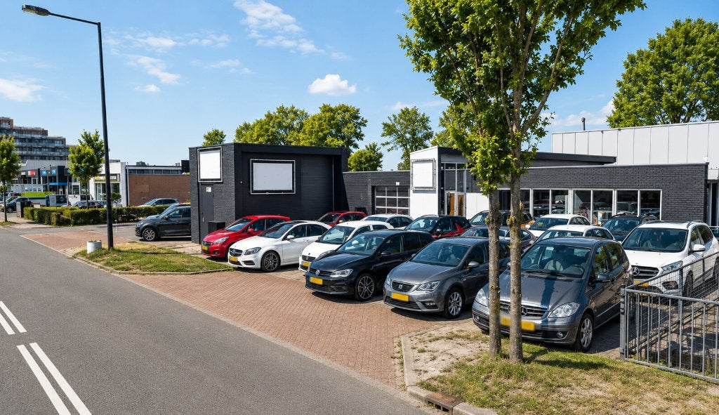 Te huur 760m2 Autobedrijf Showroom 360m2 400m2 buitenterrein, 760 m², Huur, Showroom