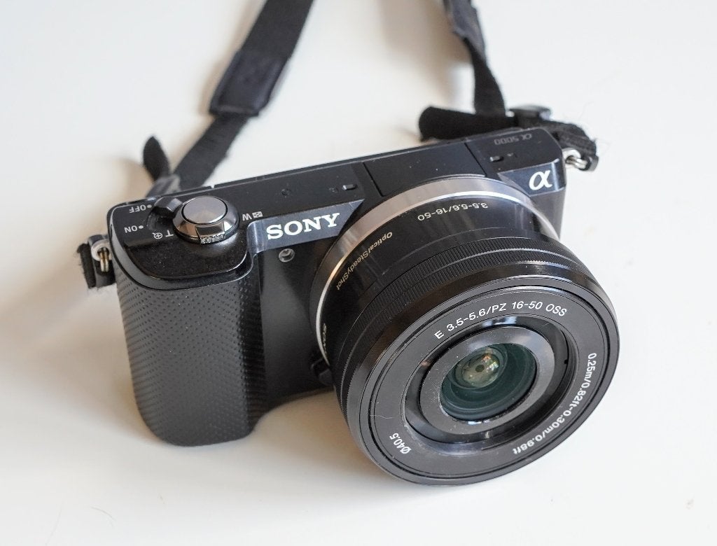 Sony Alpha A5000 + kitlens PZ 16-50mm OSS, Gebruikt, Kantelbaar/draaibaar scherm, Ophalen of Verzenden, Geheugenkaart