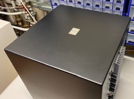 P12-300SB DF Subwoofer–Zwart Satijn (In goede Staat), Subwoofer, Zo goed als nieuw, Ophalen, 150 watt of meer