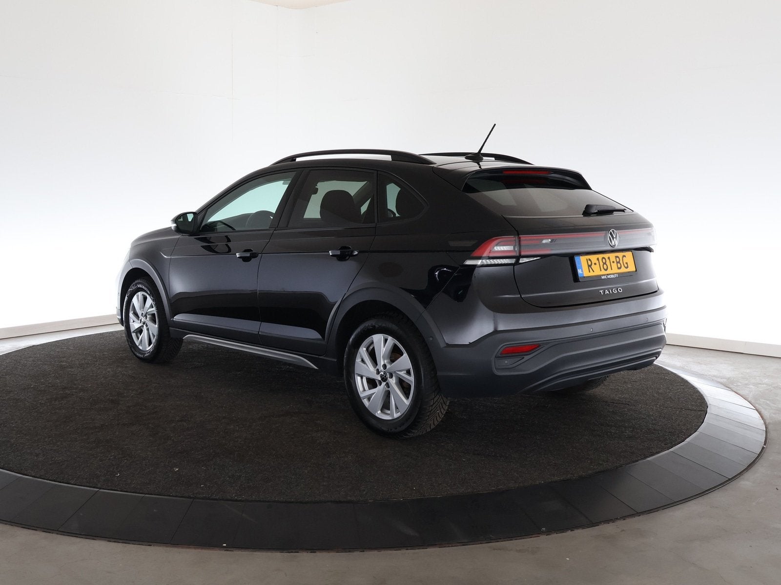 Volkswagen Taigo 1.0 TSI Life Business (bj 2022, automaat), Auto's, Automaat, Stof, Gebruikt, Zwart