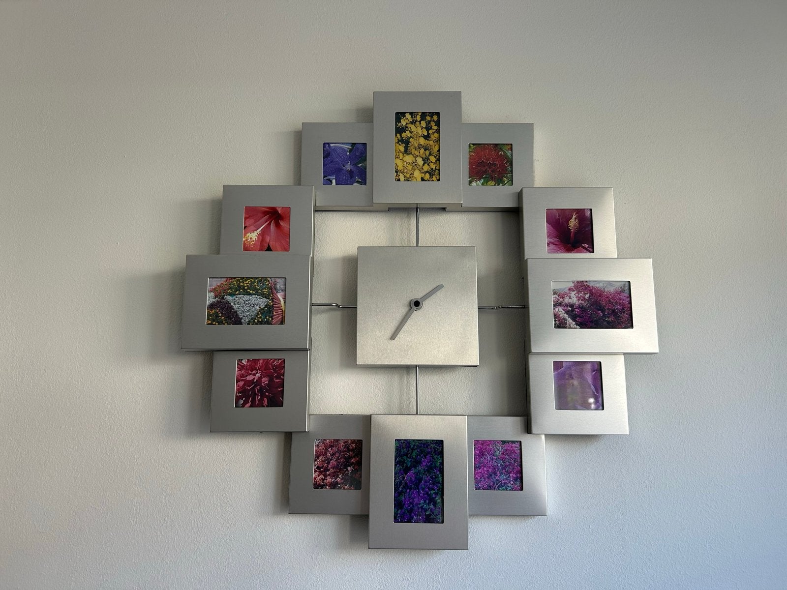 Fotoklok van Present Time (PT) - 40x40 cm met 12 fotovakken, Ophalen, Analoog, Zilver, Modern