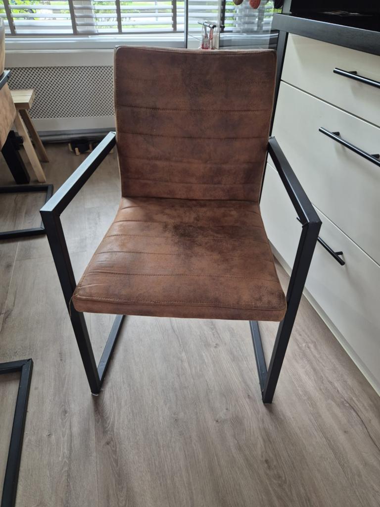 6x Suede/leren eettafel stoelen met stalen frame, Huis en Inrichting, Stoelen, Ophalen, Zo goed als nieuw, Bruin, Vijf, Zes of meer stoelen