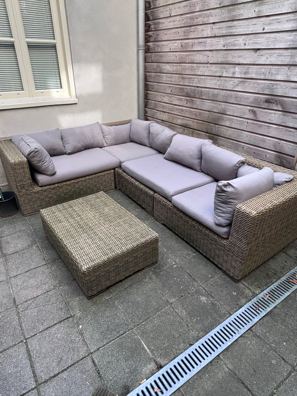 Loungeset met kussens en salontafel