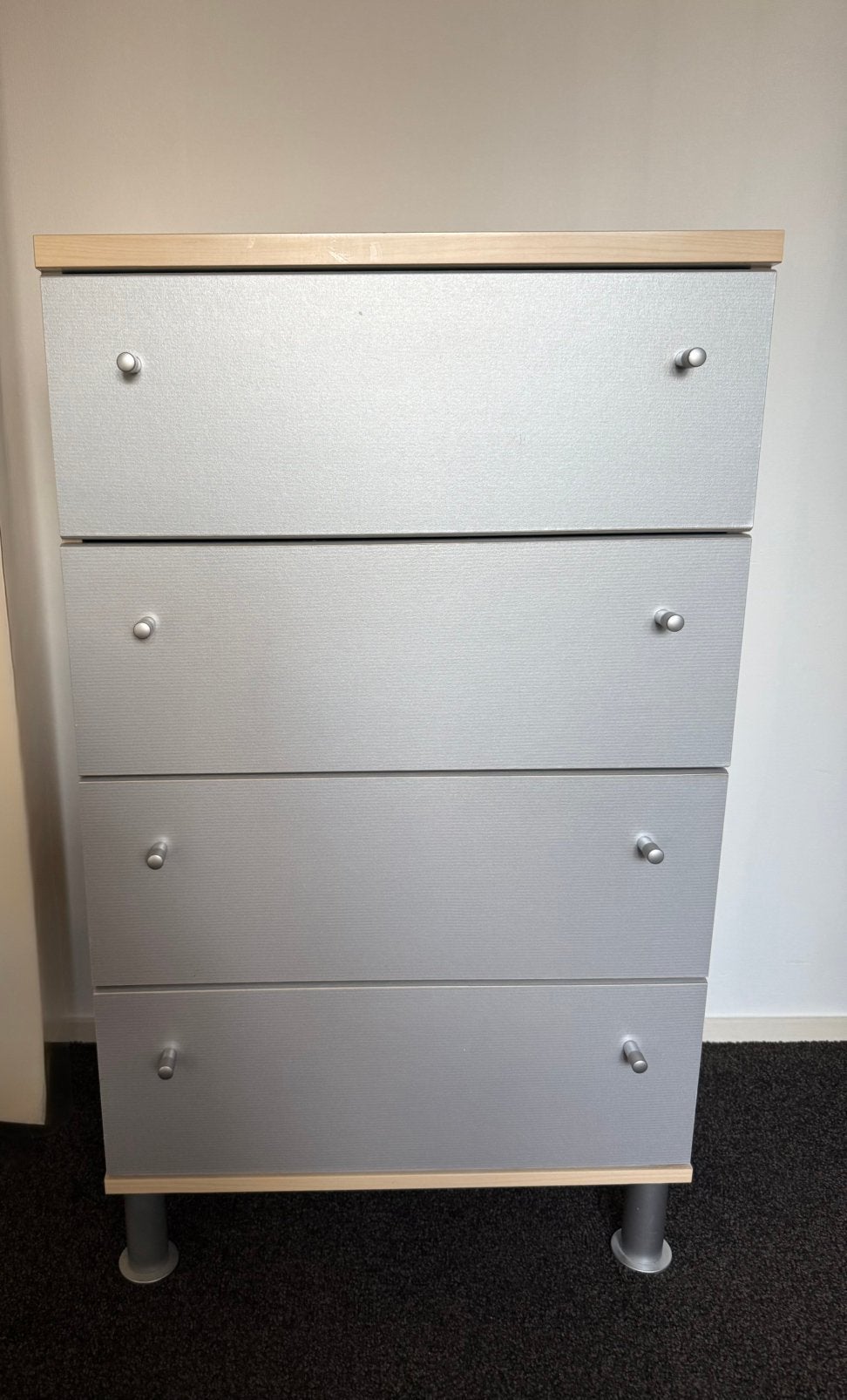 Te koop ladenkastje met 5 zilverkleurige laden en poten., Ophalen, 50 tot 100 cm, Zo goed als nieuw, 3 of 4 laden