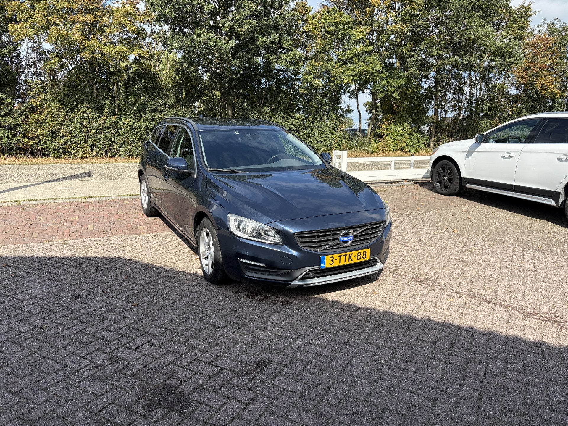 Volvo V60 1.6 T3 Momentum STOELVERWARMING PDC NAVI CLIMA, Voorwielaandrijving, Gebruikt, Zwart, 4 cilinders