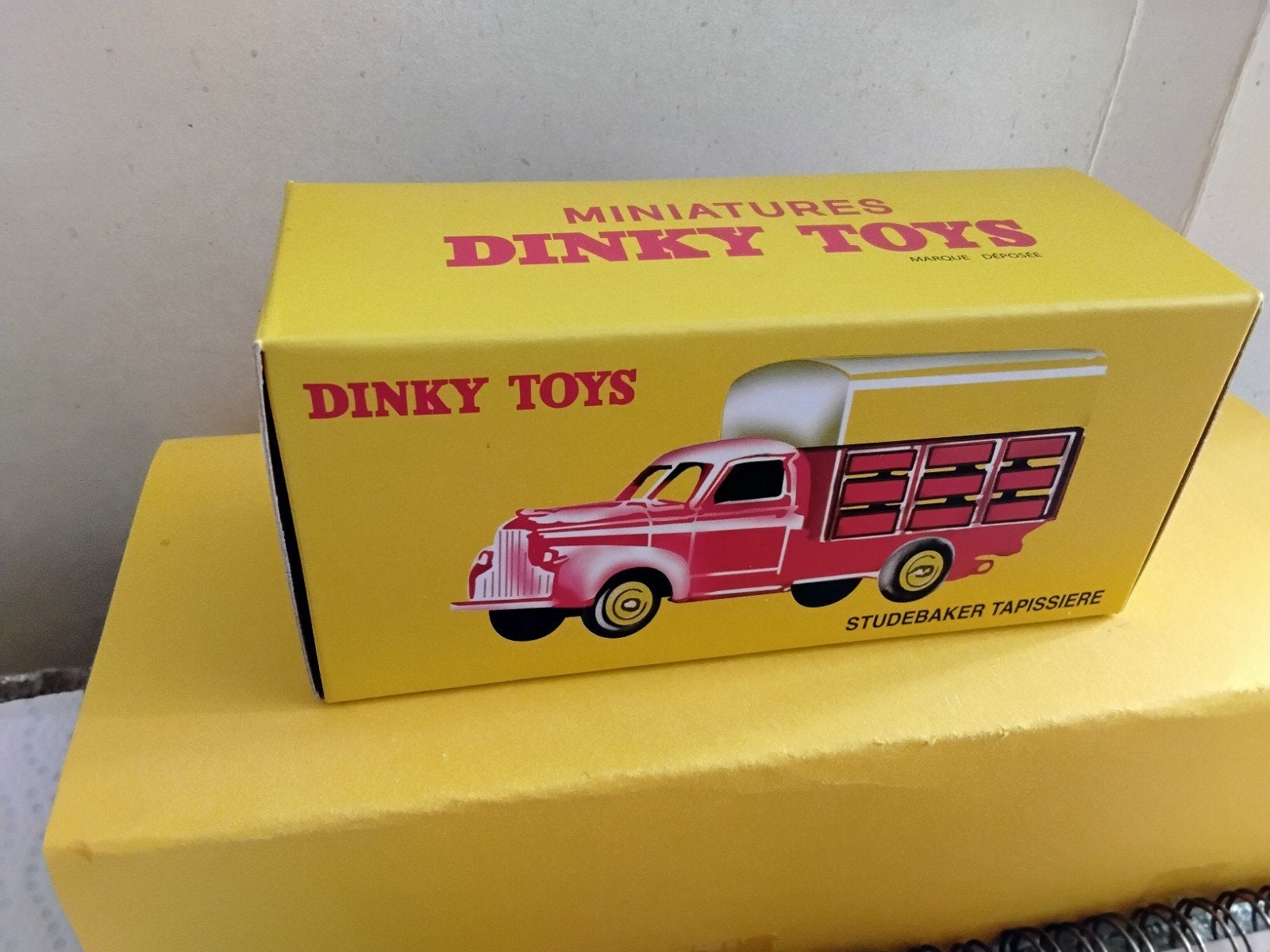 DINKY TOYS ATLAS STUDEBAKER TAPISSIERE NO 25 L, Ophalen of Verzenden, Bus of Vrachtwagen, Dinky Toys