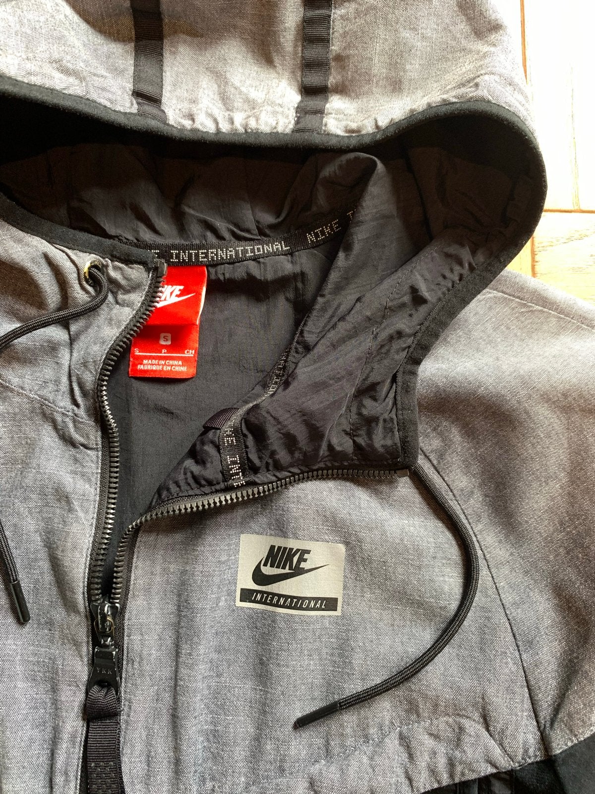 Nike International Windrunner Jas - Maat S!, Ophalen of Verzenden, Gedragen, Maat 46 (S) of kleiner, Grijs