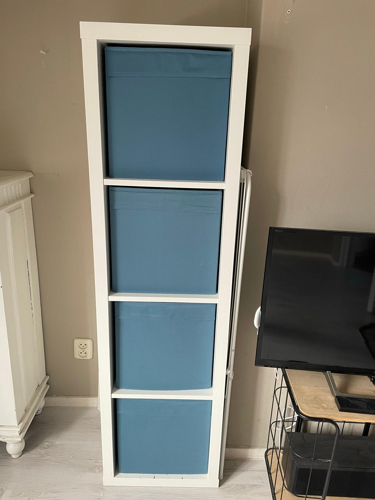 Ikea Kallax Witte kast met blauwe opbergboxen, Ophalen, Met plank(en), Minder dan 50 cm, Gebruikt