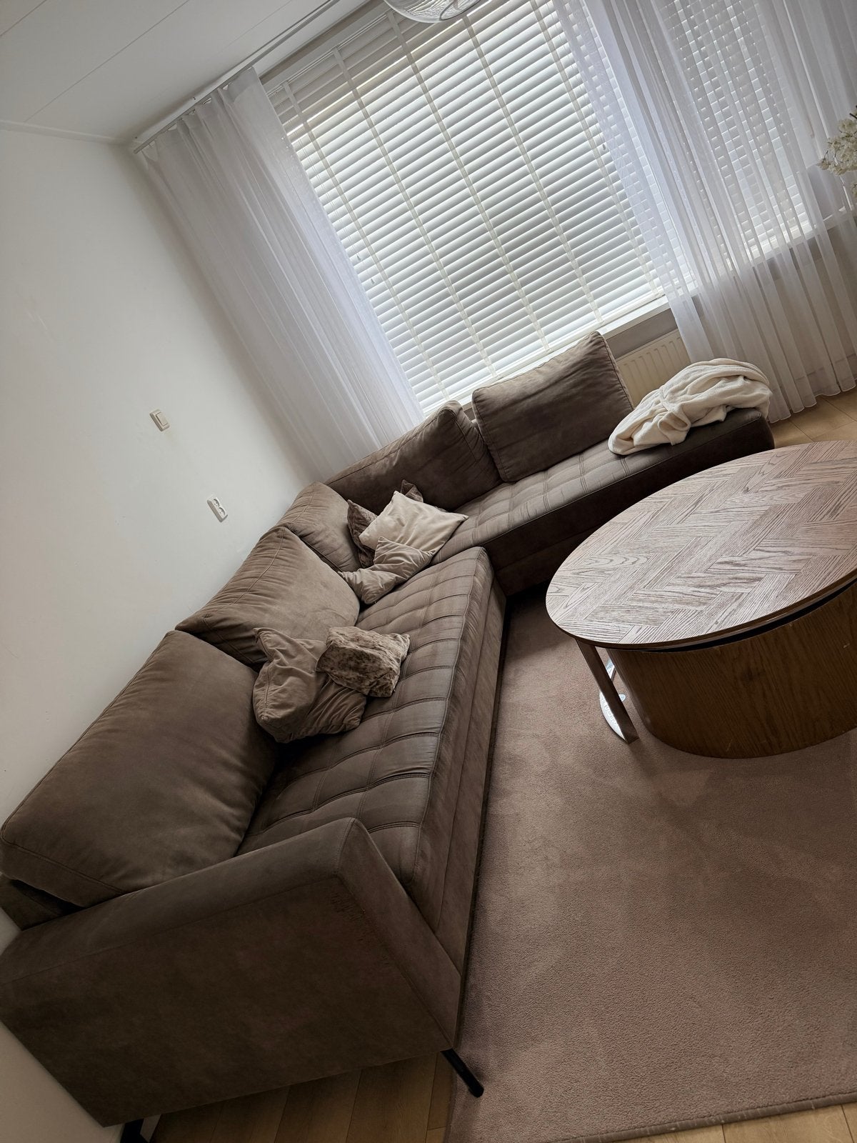 Comfortabele hoekbank in taupekleur, Ophalen, 250 tot 300 cm, Gebruikt, 125 tot 150 cm