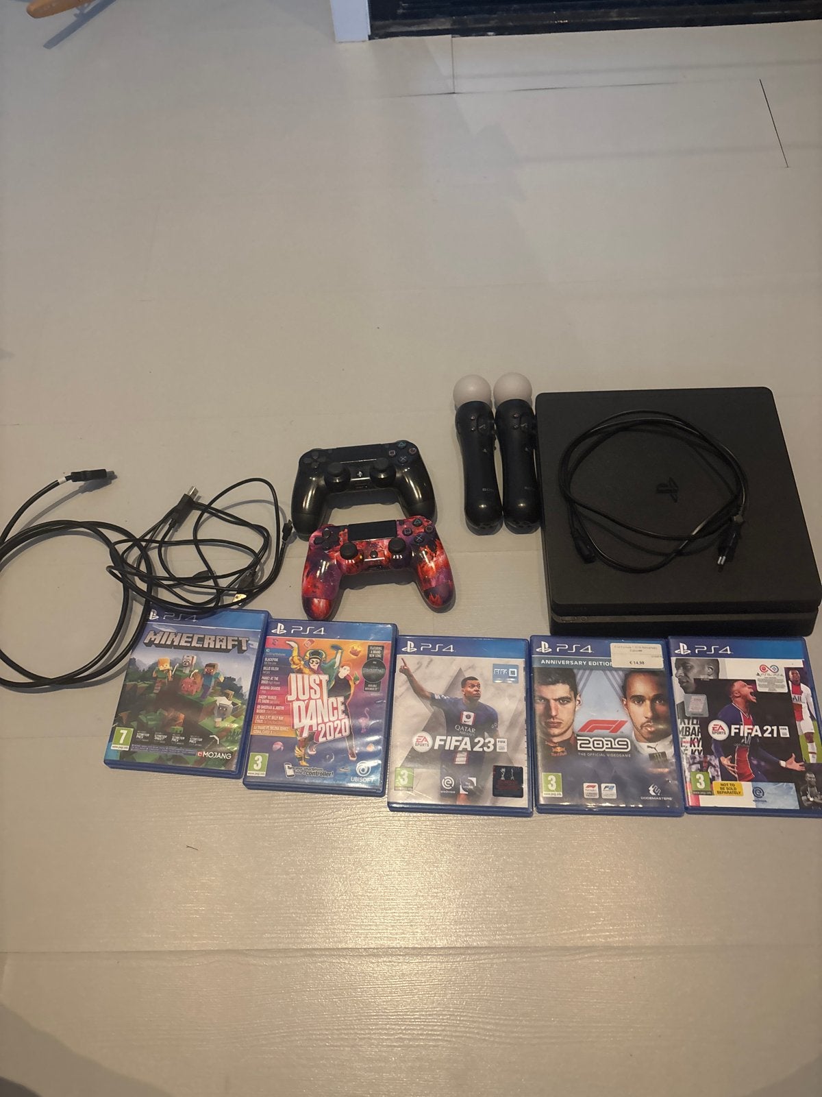PlayStation 4 Slim met 2 controllers en 5 games, Spelcomputers en Games, Met 2 controllers, Ophalen of Verzenden, Zo goed als nieuw