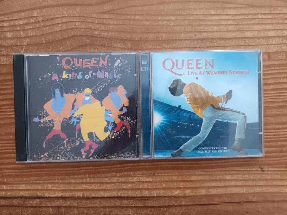 Queen CD's: A Kind of Magic & Live at Wembley Stadium, Ophalen of Verzenden, 1980 - 1989, Gebruikt, Boxset