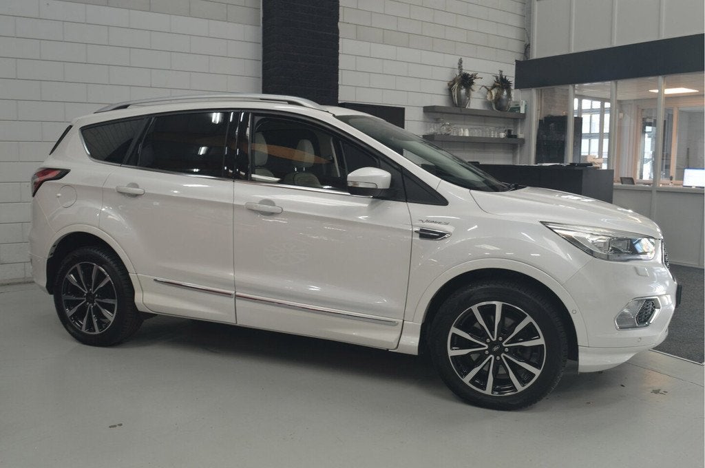 Ford Kuga 1.5 EcoBoost Vignale // PANO // CAMERA // TREKHAAK, Auto's, Ford, Automaat, Euro 6, 4 cilinders, 1850 kg