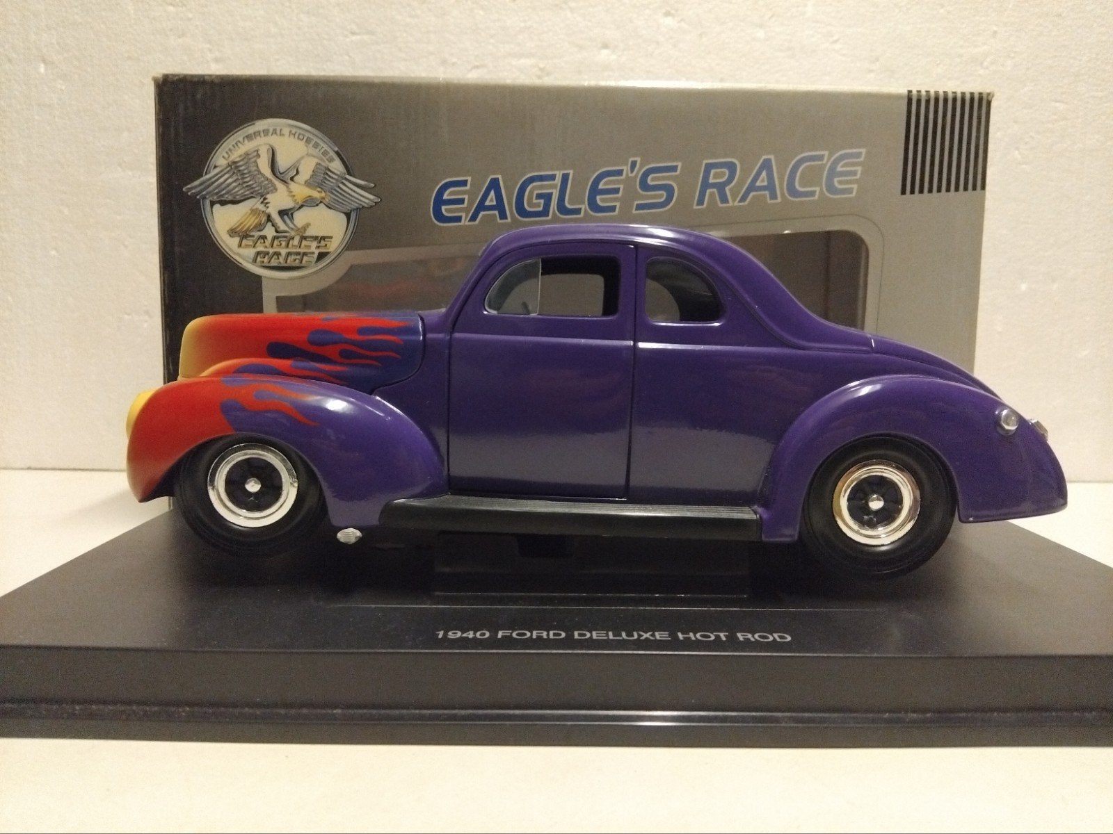 Ford De Luxe vlammen Hot Rod 1941 Eagle metal 1:18 KRD, Hobby en Vrije tijd, Modelauto's | 1:18, Ophalen of Verzenden, Zo goed als nieuw
