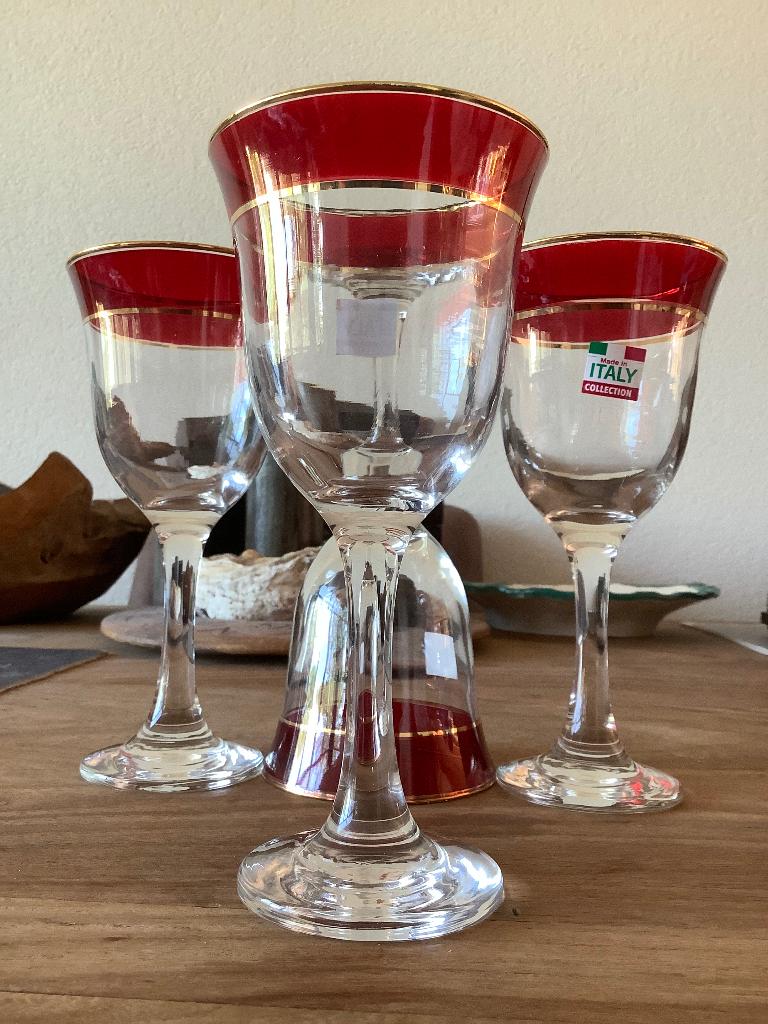 4 wijnglazen op steel rand rood glas + goud biezen  Italië, Antiek en Kunst, Antiek | Glas en Kristal, Ophalen of Verzenden