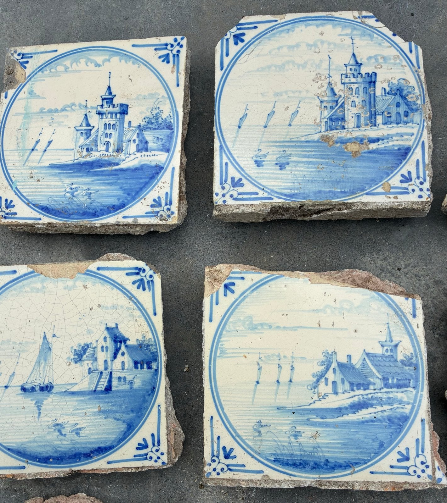Beschadigde antieke Delfts blauwe tegels met landschappen, Antiek en Kunst, Antiek | Wandborden en Tegels, Ophalen