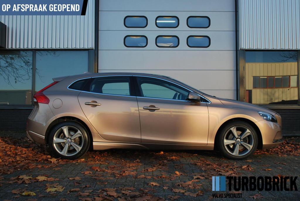 Volvo V40 1.6 T2 Momentum |Pano|Trekhaak|Clima|Cruise|Standk, 1596 cc, Stof, Gebruikt, Zwart