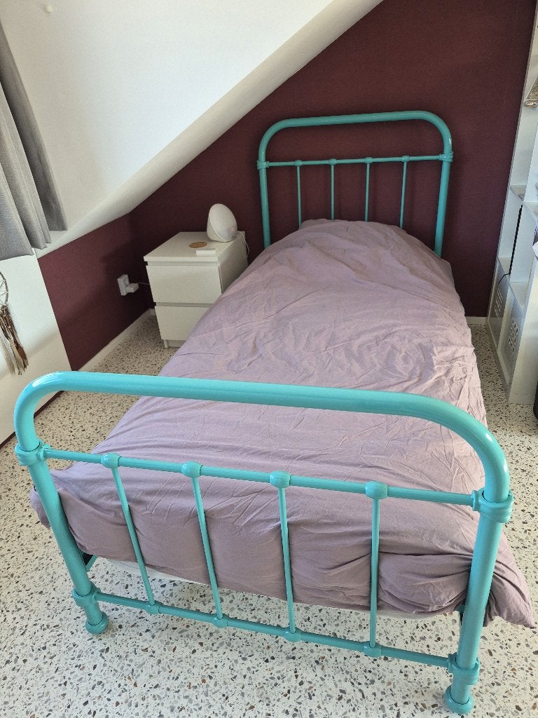 1 persoons metalen bed, Ophalen, 90 cm, Eenpersoons, Zo goed als nieuw
