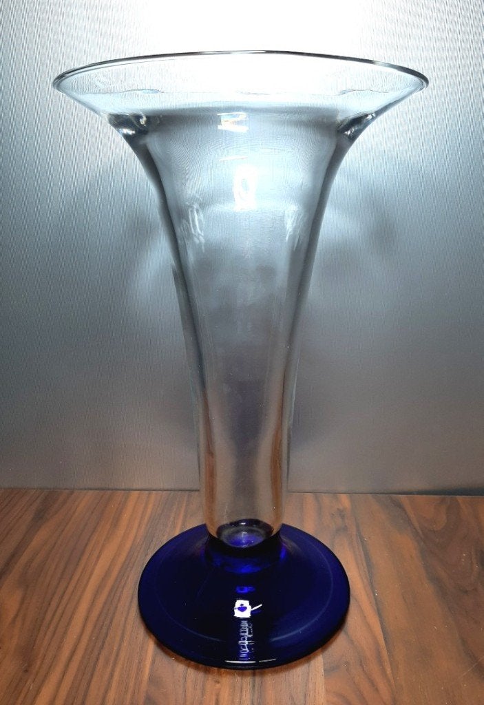 Stevige hoge glazen vaas met stevige blauwe voet. 35,2 cm., Huis en Inrichting, Ophalen, Gebruikt, Op voet, Meerkleurig