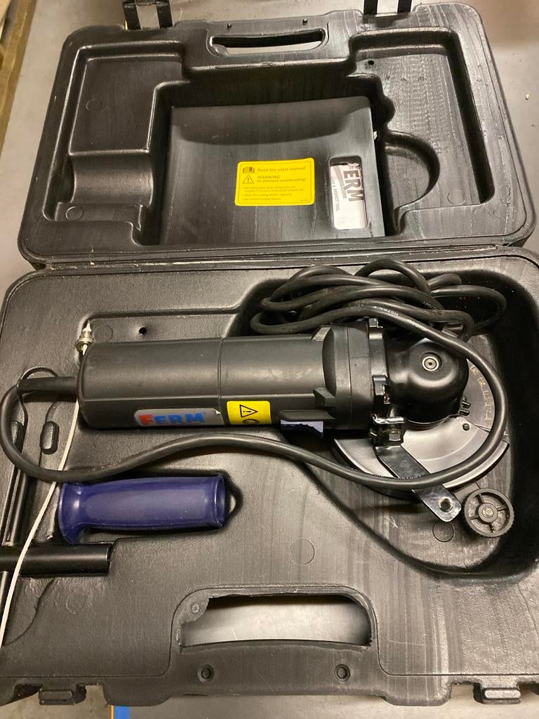 FERM Haakse Slijpmachine in Koffer - Zo goed als nieuw, Doe-het-zelf en Verbouw, Gereedschap | Slijpmachines, Ophalen of Verzenden