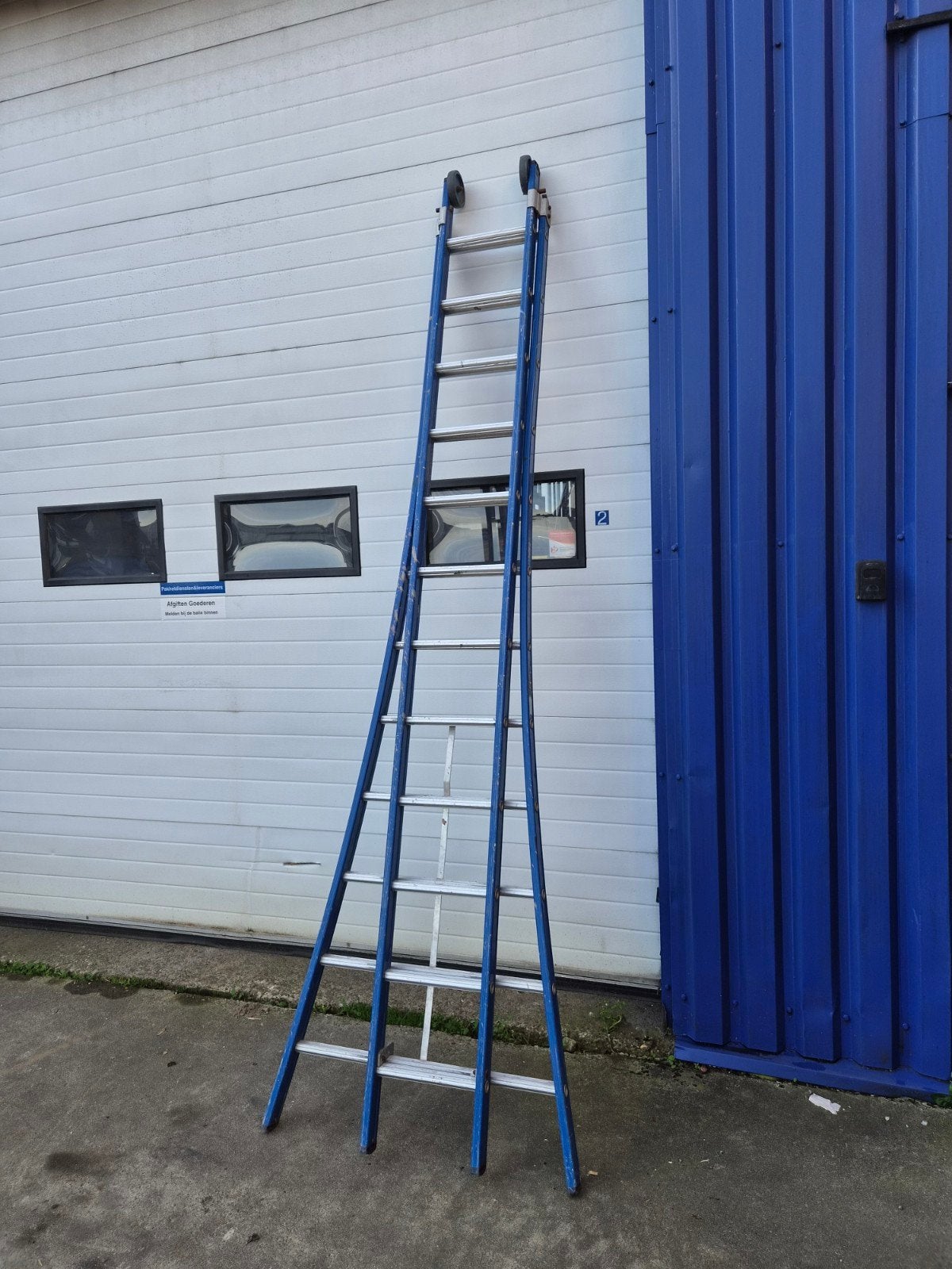 Lange uitschuifbare ladder - Ideaal voor hoge klussen, Doe-het-zelf en Verbouw, Ophalen, Gebruikt, Ladder, Opvouwbaar of Inschuifbaar