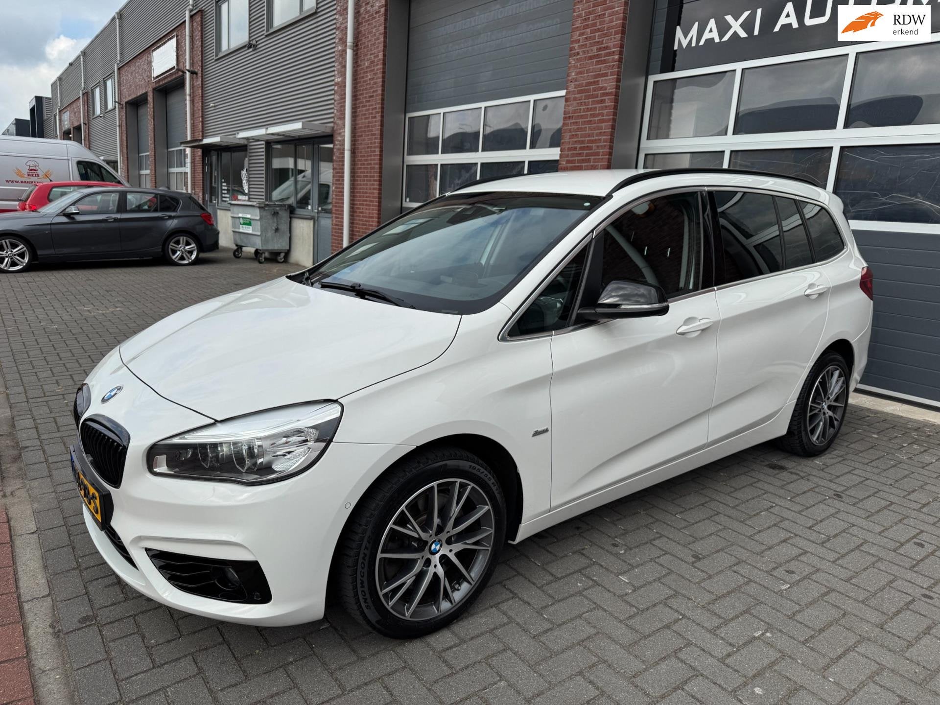 BMW 2-serie Gran Tourer 220i 7p. High Executive LED HUD Navi, Auto's, Gebruikt, 2-Serie Gran Tourer, 7 stoelen, Wit