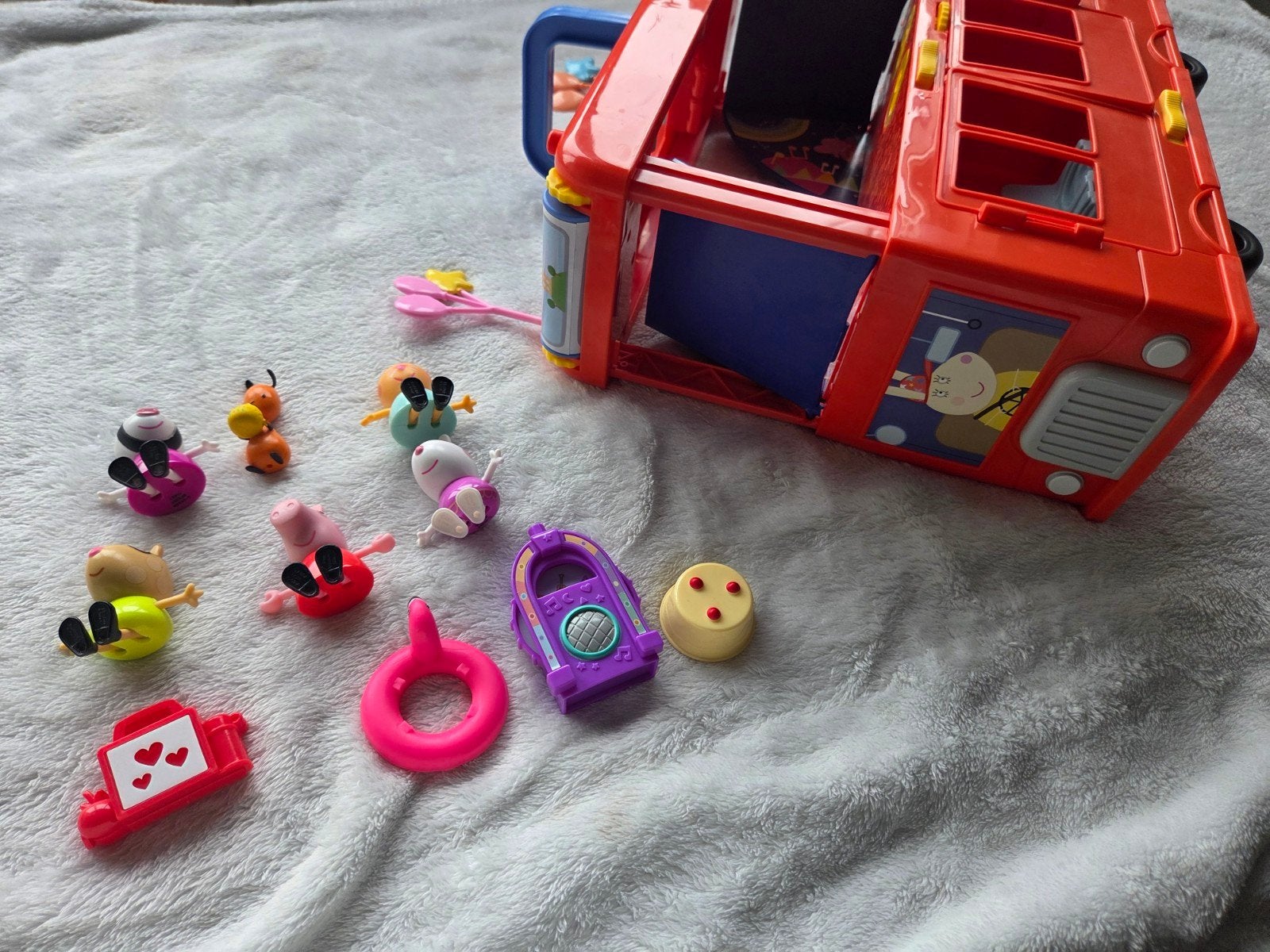 Peppa Pig speelbus met figuren en accessoires, Ophalen of Verzenden, Zo goed als nieuw, Jongen of Meisje