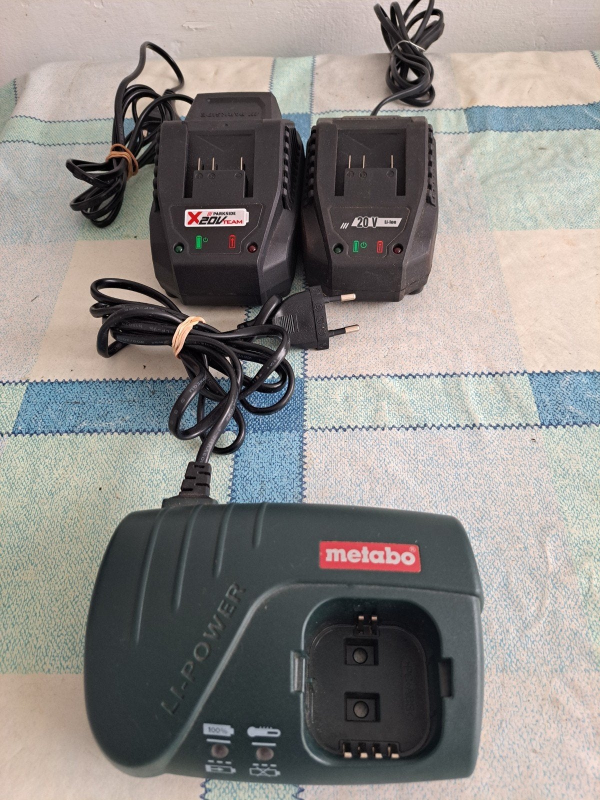Metabo acculader en 2 Parkside li-ion accu's, Ophalen of Verzenden