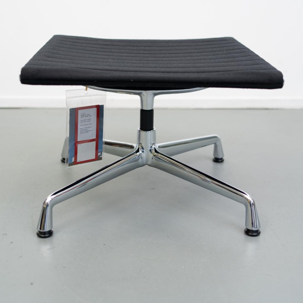 2x Vitra Eames EA 125 Hocker Zwart Hopsak - Chroom, Niet ingevuld, Zo goed als nieuw, Stof, 50 tot 75 cm