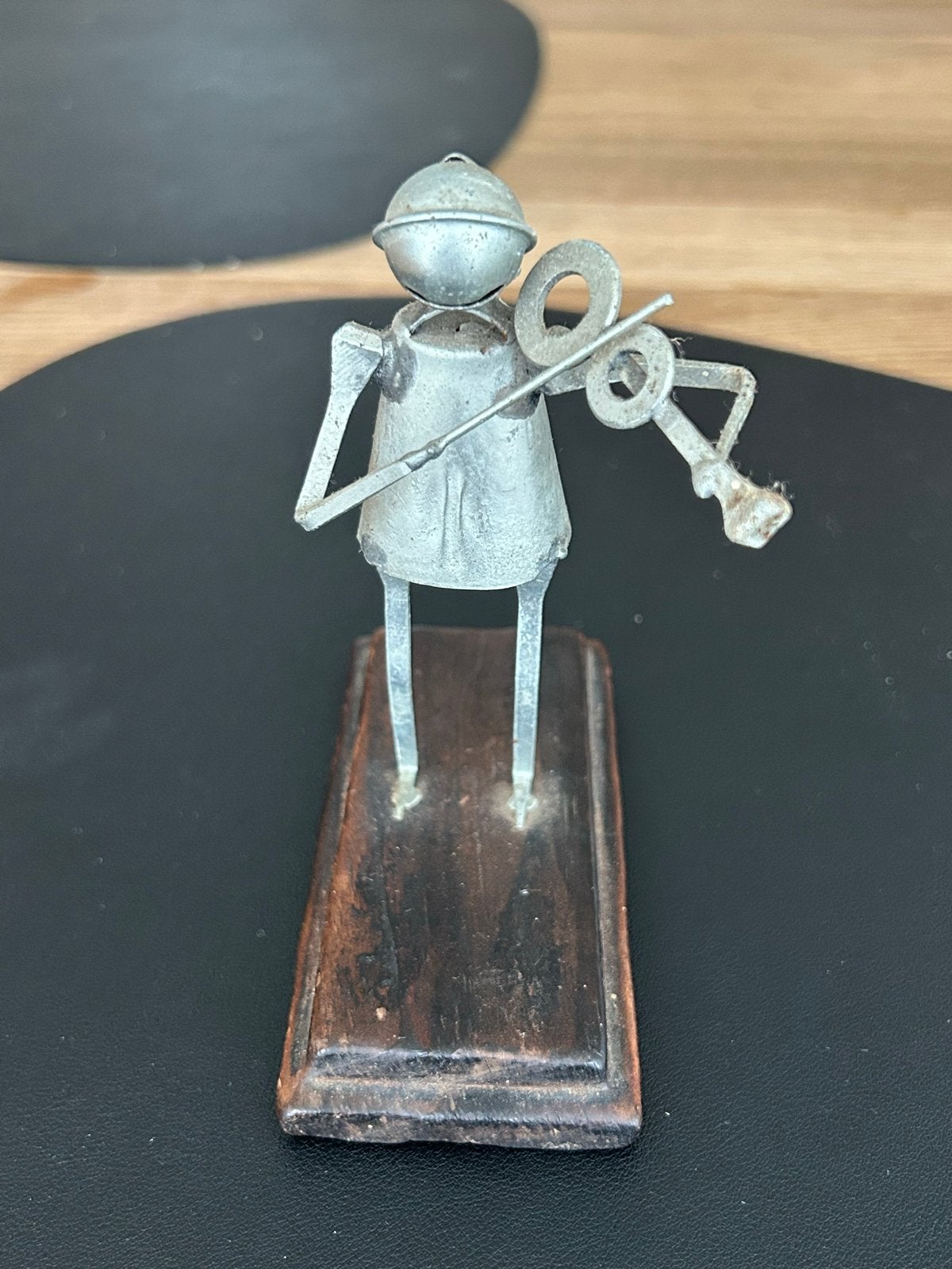 Handmade Vintage metalen beeldje violist op houten sokkel, Zilver, Minder dan 20 cm, Ophalen of Verzenden, Gemerkt