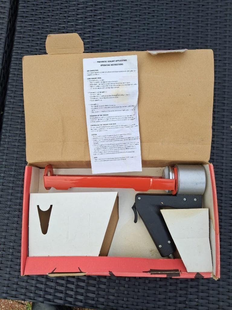 nieuwe pneumatische kitspuit in de doos., Doe-het-zelf en Verbouw, Gereedschap | Handgereedschap, Ophalen of Verzenden, Nieuw