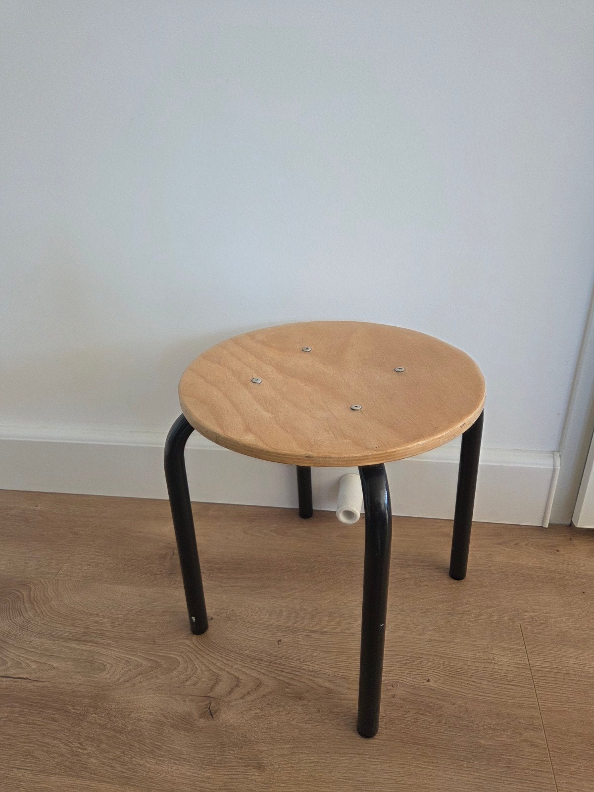 Houten krukje met metalen poten, Ophalen, Hout