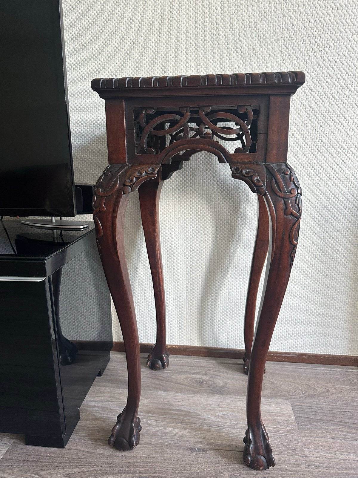 Antieke Chinese bijzettafel met houtsnijwerk, Ophalen