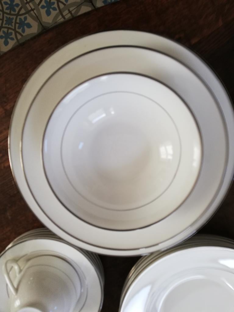 6 pers. Tijdloos Wit met platinum bies Balmoral bone china, Huis en Inrichting, Keuken | Servies, Ophalen, Nieuw, Bord(en), Overige stijlen