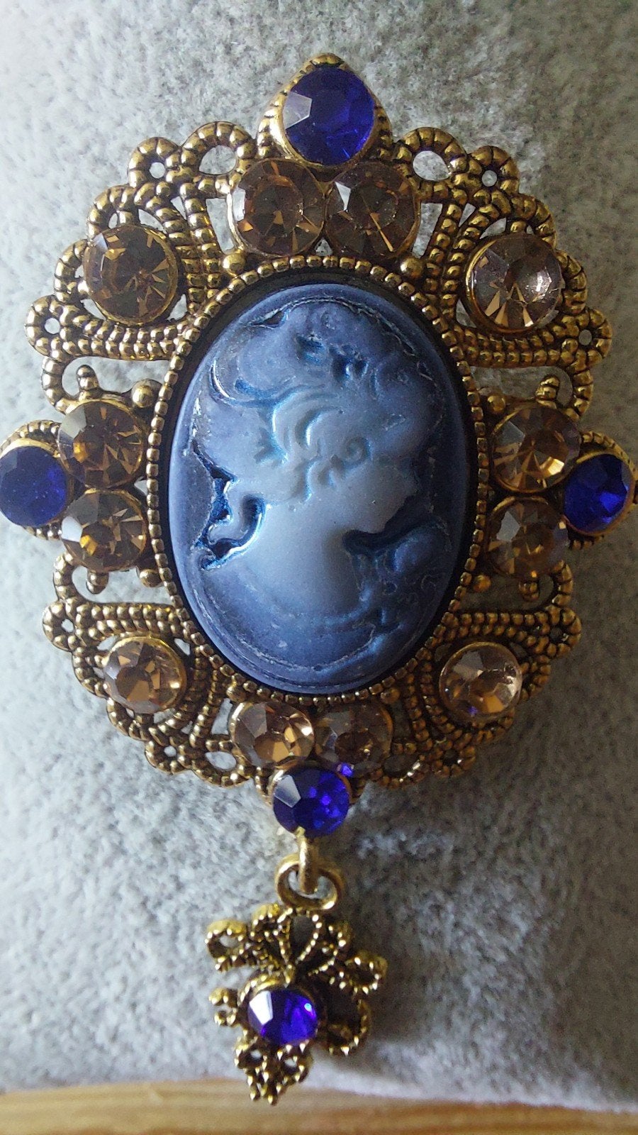 Nieuwe Camee Broche met Blauwe en Bruine Kristallen, Met kristal, Overige materialen, 4 tot 7 cm, Blauw