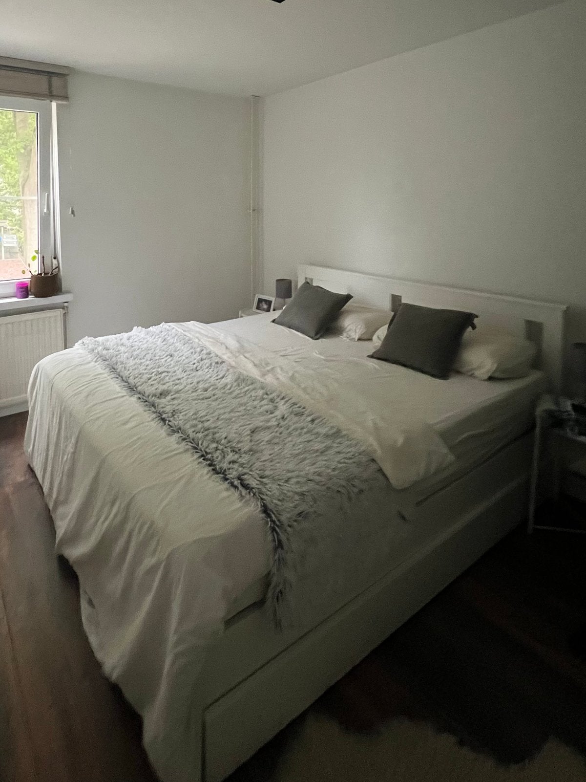 COMPLETE SLAAPKAMER: Ikea Songesand, 160x200; matras; kastje, Ophalen, Wit, Tweepersoons, Zo goed als nieuw