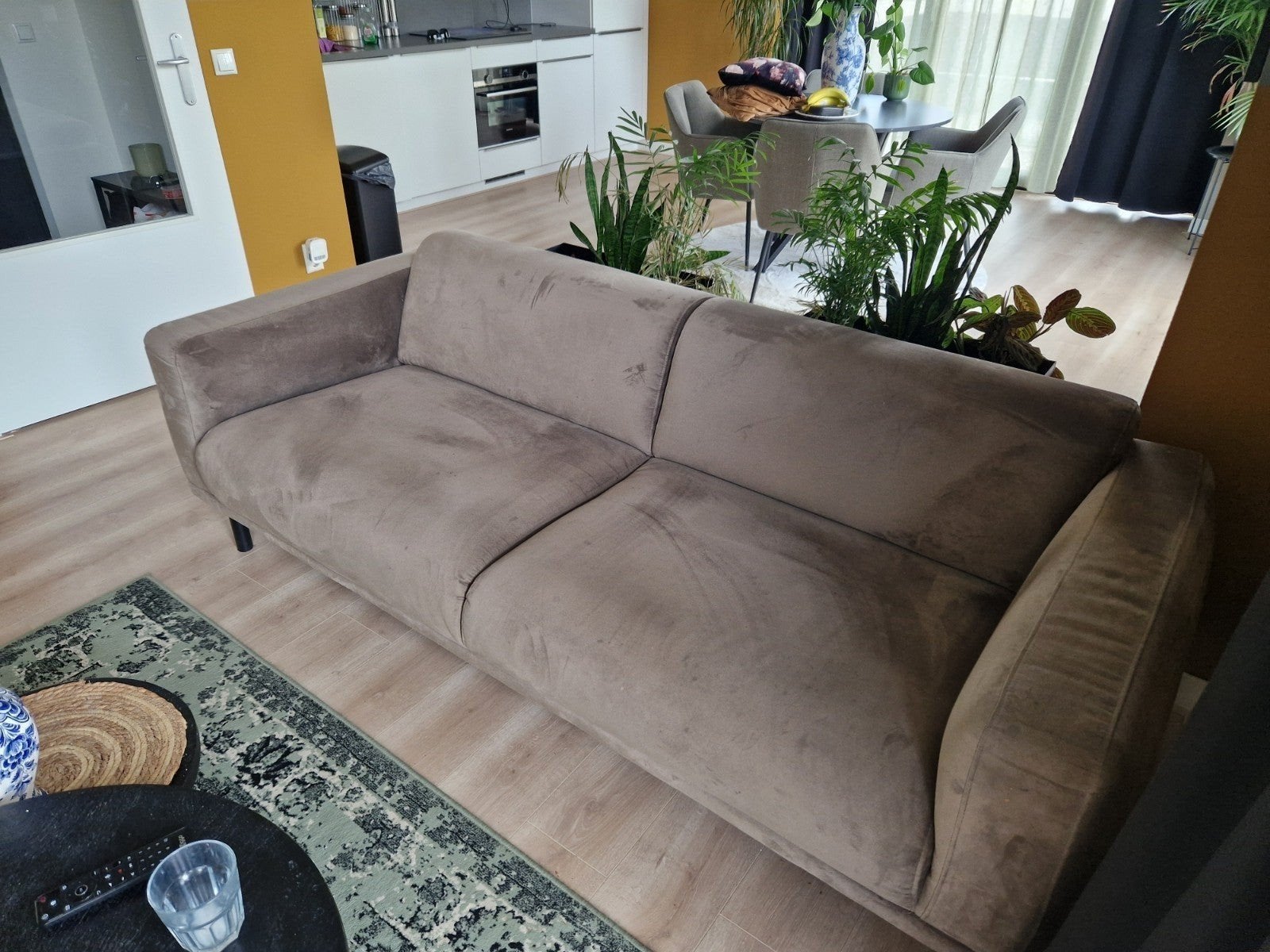 Comfortabele 2-zitsbank in taupe stof. GRATIS!!, Gebruikt, Tweepersoons, 75 tot 100 cm, Ophalen of Verzenden
