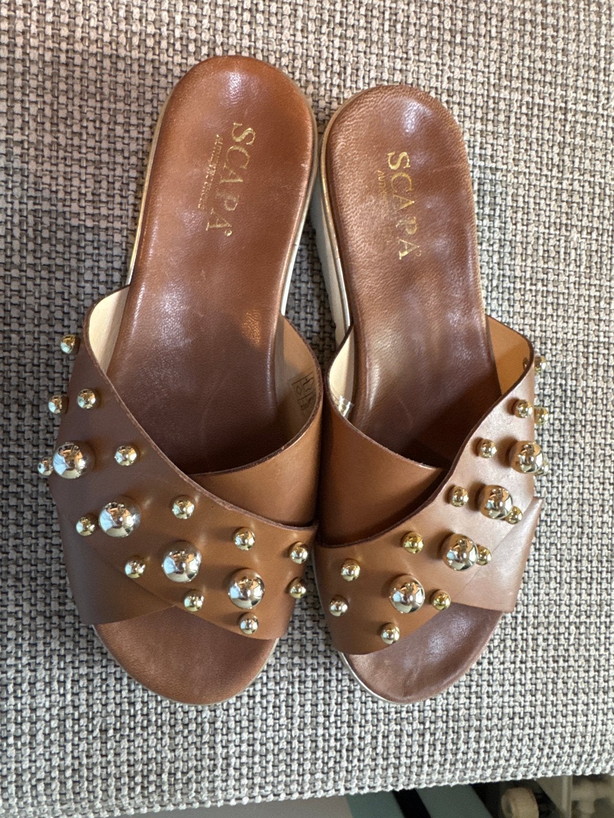ZGAN Scapa bruine slippers met gouden bolletjes - Maat 40, Kleding | Dames, Schoenen, Ophalen of Verzenden, Zo goed als nieuw