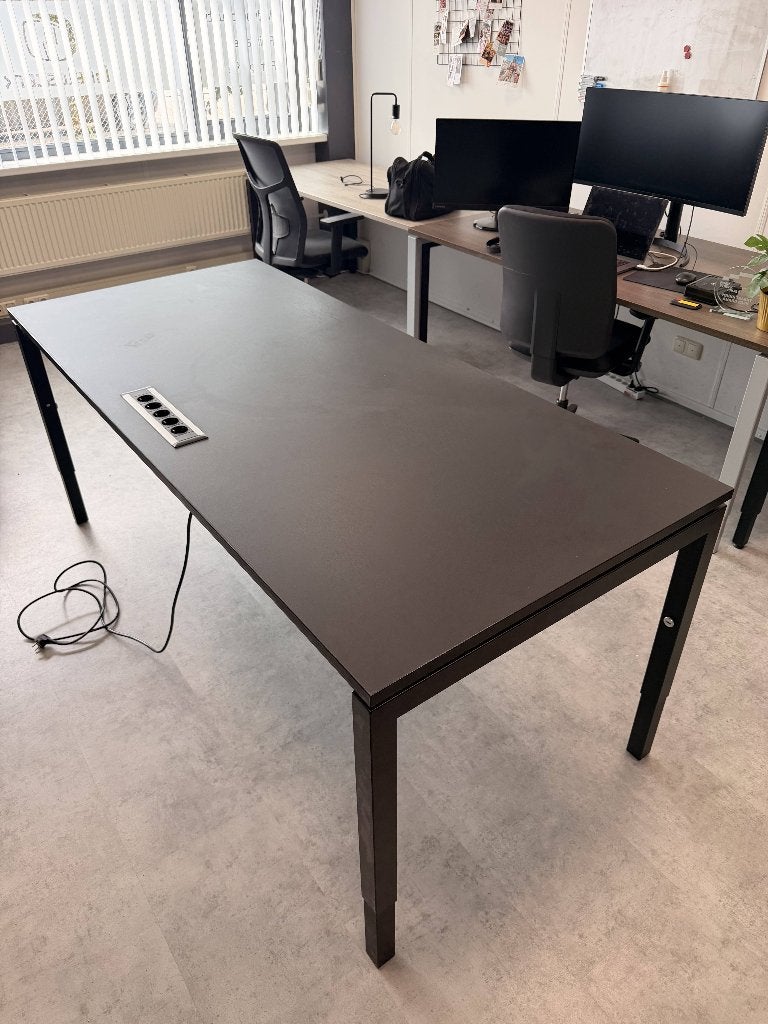 Bureau 200 x 80, ingebouwd stopcontact, zwevend werkblad, Ophalen, Zo goed als nieuw, Computerbureau, In hoogte verstelbaar