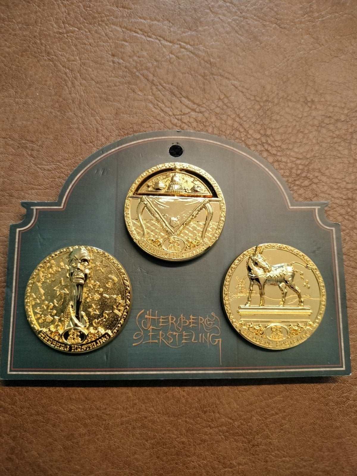 Efteling pin: Jubileum 2024 – 25 jaar Herberg de Ersteling, Ophalen of Verzenden, Nieuw, Button of Speldje