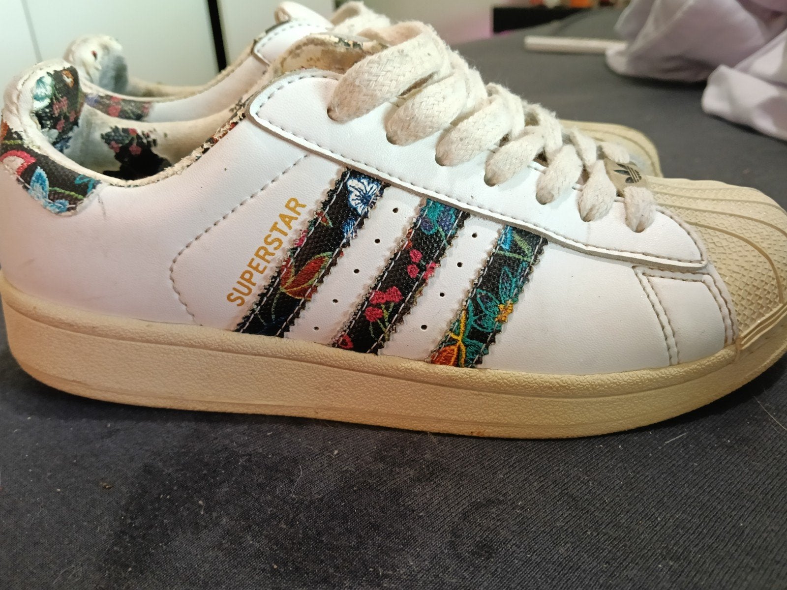 Adidas Superstar sneakers met bloemenprint, Kleding | Dames, Schoenen, Adidas, Wit, Ophalen of Verzenden, Sneakers of Gympen