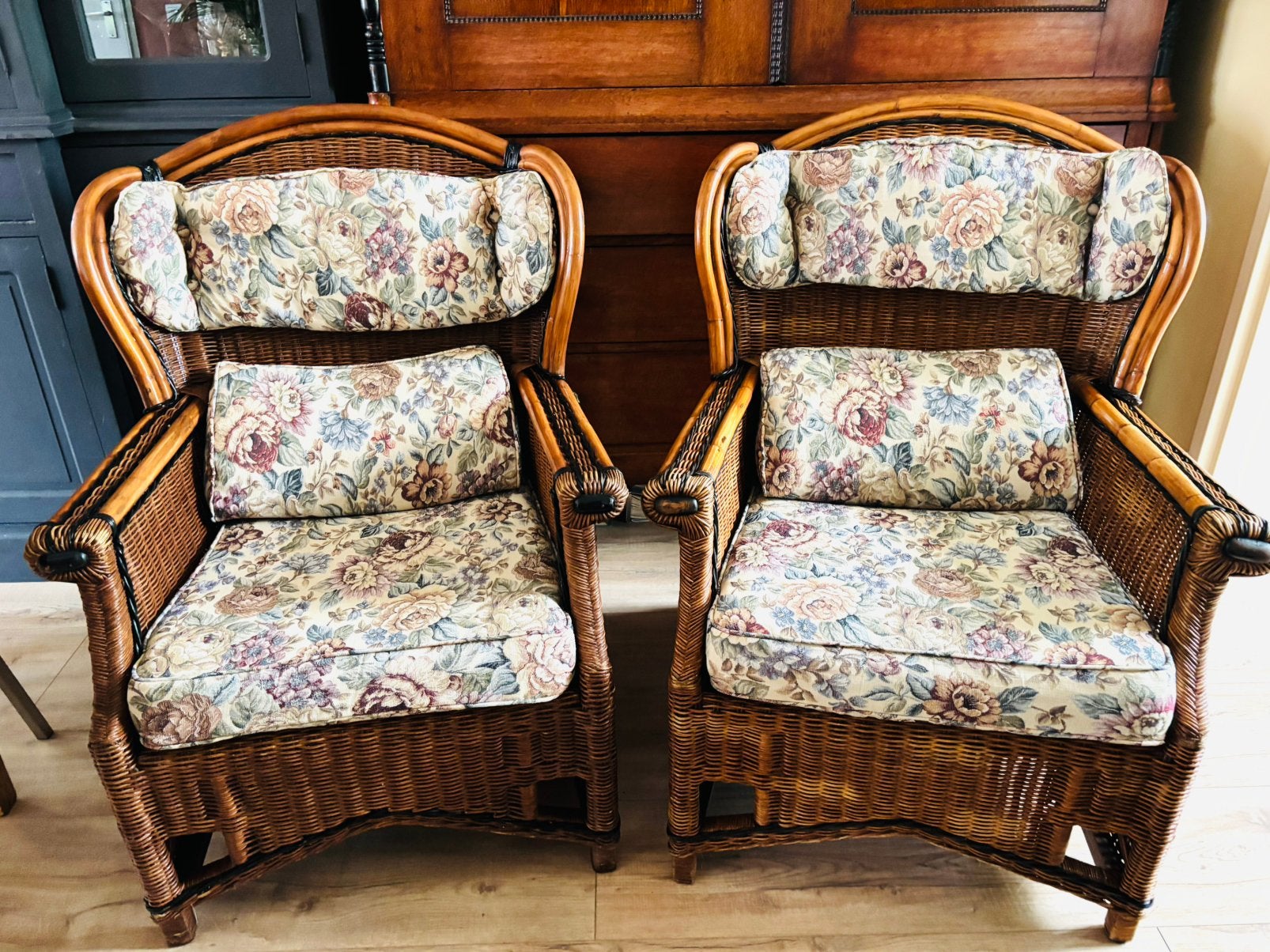 Set van 2 mooie rotan wingback  stoelen gobelin kussens, Ophalen