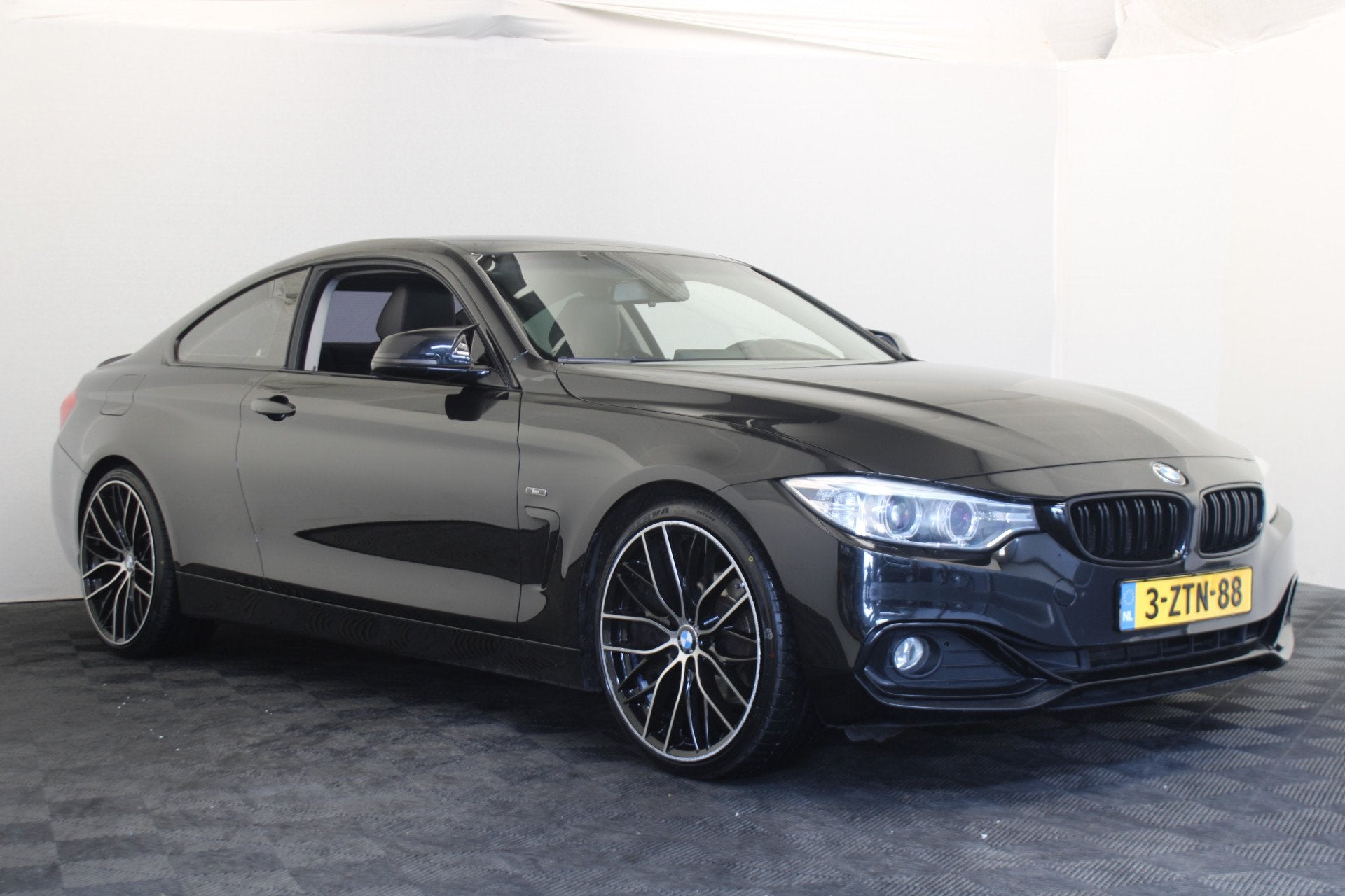 BMW 4 Serie Coupé 420i High Executive (bj 2015), Auto's, Achterwielaandrijving, Gebruikt, 4 stoelen, Zwart