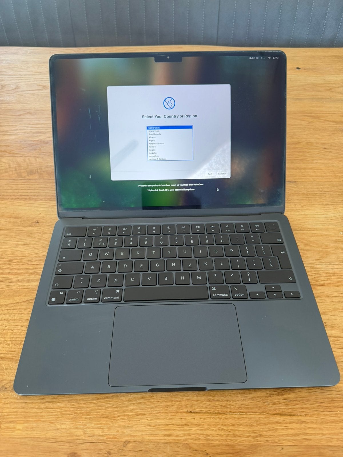 Macbook Air 13 M3 2024 met vlek in het scherm, Computers en Software, Apple Macbooks, Ophalen of Verzenden, Zo goed als nieuw
