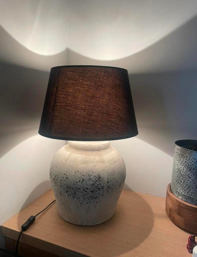 Stijlvolle kruiklamp met zwarte kap, Huis en Inrichting, Lampen | Lampenkappen, Ophalen, Zo goed als nieuw, Rond, 25 tot 50 cm