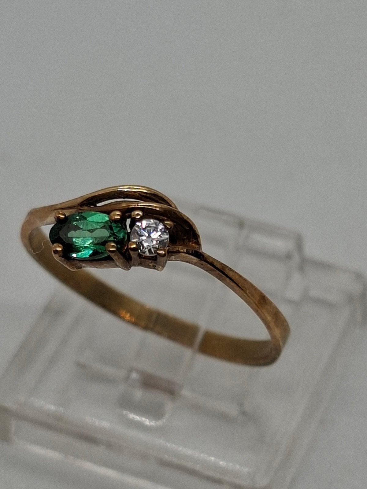 Gouden ring met smaragd en diamant, maat 17.7 (375), Ophalen of Verzenden
