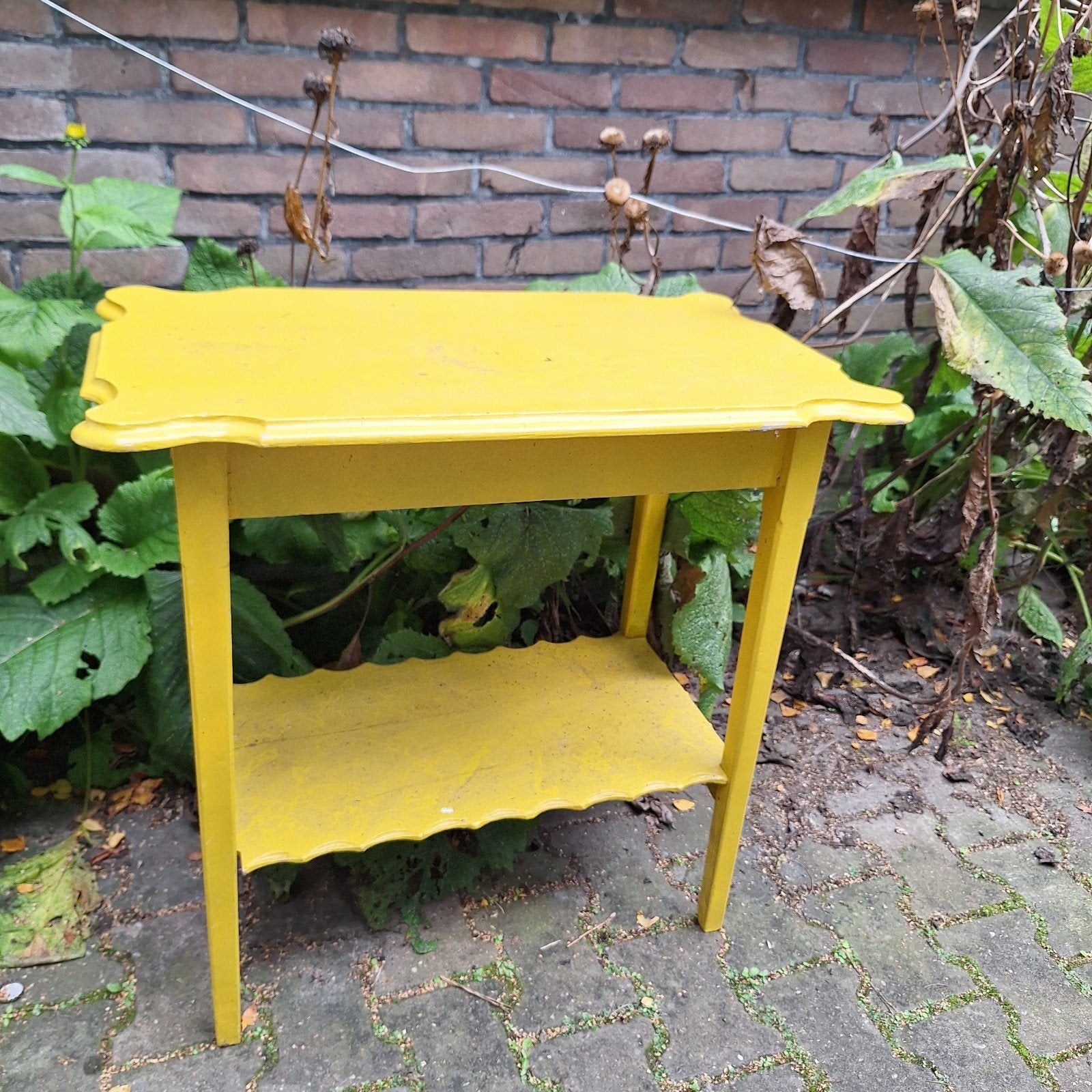 Gele houten buiten tafeltje, Ophalen, 50 tot 100 cm, Rond, 25 tot 50 cm