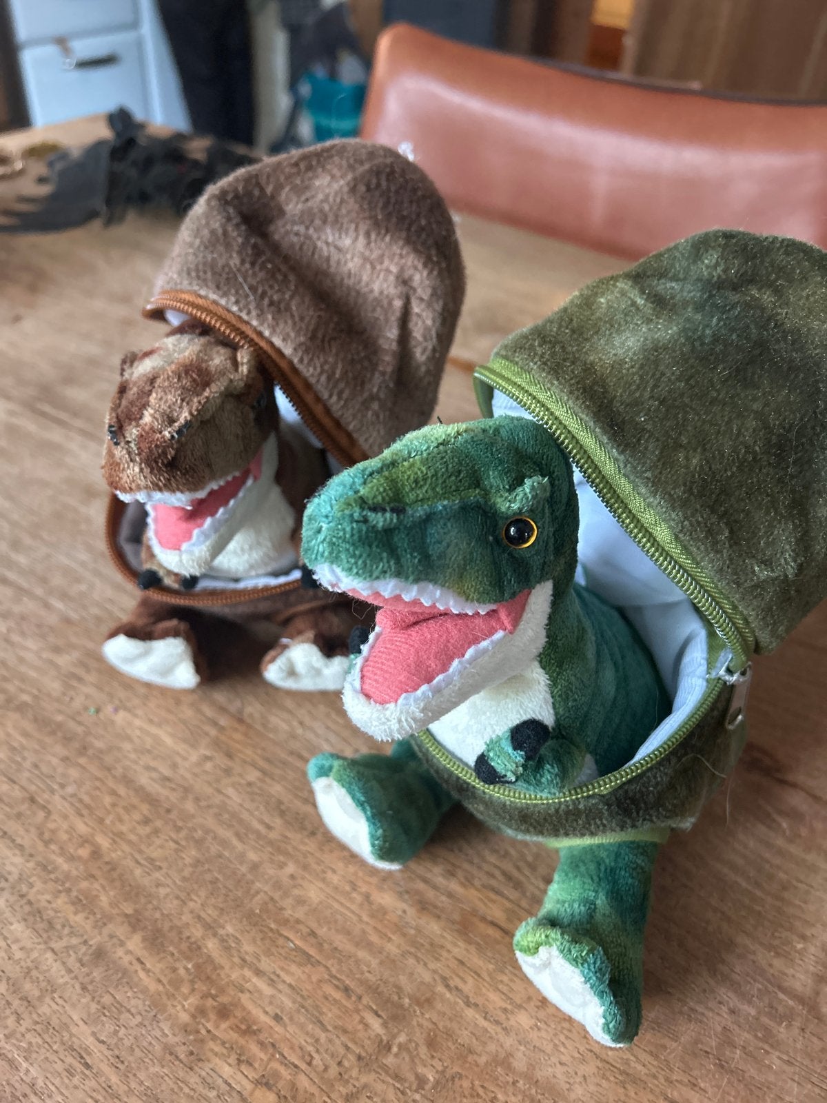 Dinosaurus knuffels in ei - T-Rex pluche speelgoed, Dinosaurus, Ophalen of Verzenden, Zo goed als nieuw, Meerkleurig