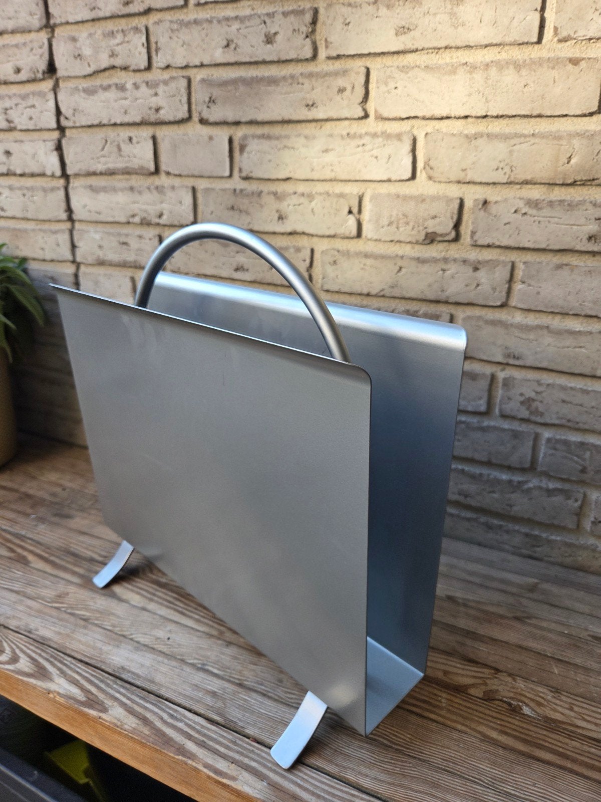 Stijlvolle metalen krantenbak van Dutch Originals, Huis en Inrichting, Woonaccessoires | Krantenbakken en Lectuurbakken, Ophalen