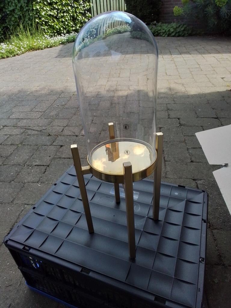 Glazen stolp met gouden houder, Huis en Inrichting, Woonaccessoires | Stolpen, Ophalen of Verzenden, Gebruikt
