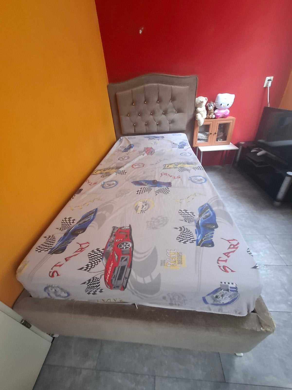 Eenpersoonsbed met gestoffeerd hoofdbord, Doe-het-zelf en Verbouw, Adembescherming, Ophalen of Verzenden, Gebruikt